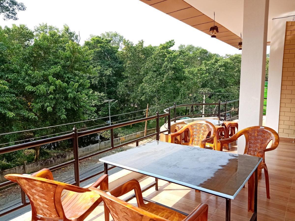 Hotel Rhinoceros-Homestay Sauraha Exterior photo